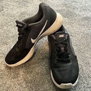 Women’s Nike sneakers size 9